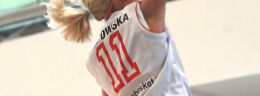 Justyna Grabowska - koszykarka ŁKS-u Łódź - w wyskoku - koszykówka kobiet.jpg