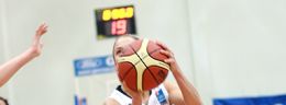 9 rzuca natalia malaszewska koszykarka energi torun w meczu polskiej ligi koszykowki kobiet.jpg