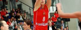 18 rzut koszykarki muksu widzewa lodz w meczu polskiej ligi koszykowki kobiet.jpg