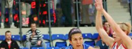 i milka bjelica koszykarka lotosu gdynia biegnie z pilka koszykowka kobiet.jpg