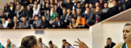 e koszykarka Wisły Can Pack Maja Vucurovic i koszykarka Utex Row Rybnik Paulina Rozwadowska.JPG