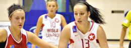p katarzyna krezel koszykarka wisly can pack krakow i roksana schmidt w walce o pilke.JPG
