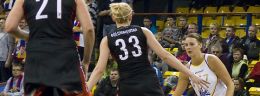 g olga zytomirska i eliza golumbiewska koszykarski muksu widzewa lodz podczas meczu polskiej ligi koszykowki kobiet.jpg
