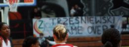e rebbeca harris koszykarka utexu row rybnik i magdalena losi koszykarka lksu lodz w meczu polskiej ligi koszykowki kobiet.jpg