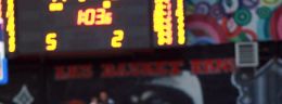 q koszykarki lksu lodz i utexu row rybnik walcza o pilke podczas meczu polskiej ligi koszykowki kobiet.jpg