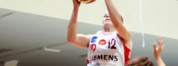 j magdalena losi koszykarka lks lodz i rebecca harris i aleksandra semmler koszykarki utexu row rybnik w trakcie meczu polskiej ligi koszykowki kobiet.jpg