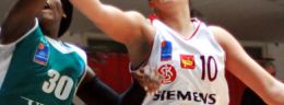 i roksana schmidt koszykarka lks lodz i rebecca harris koszykarka utexu row rybnik w meczu polskiej ligi koszykowki kobiet.jpg