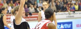 g janell burse koszykarka wisly can pack krakow z pilka w meczu euroligi koszykowka kobiet.JPG