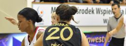 a sara krnjic koszykarka peczu 2010 i janell burse koszykarka wisly can pack krakow w meczu euroligi koszykowka kobiet.JPG