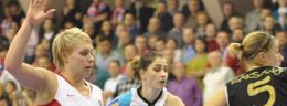 s zsofia fegyverneky i kriszrina raksanyi koszykarki peczu 2010 i erin phillips koszykarka wisly can pack krakow w meczu euroligi koszykowka kobiet.JPG