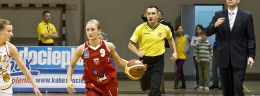 X magdalena gawronska koszykarka odry brzeg i katarzyna cymmer koszykarka lidera pruszkow w meczu polskiej ligi koszykowki kobiet.jpg
