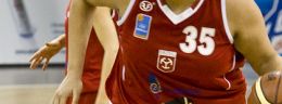 u lavesa glover koszykarka odry brzeg z pilka w meczu polskiej ligi koszykowki kobiet.jpg